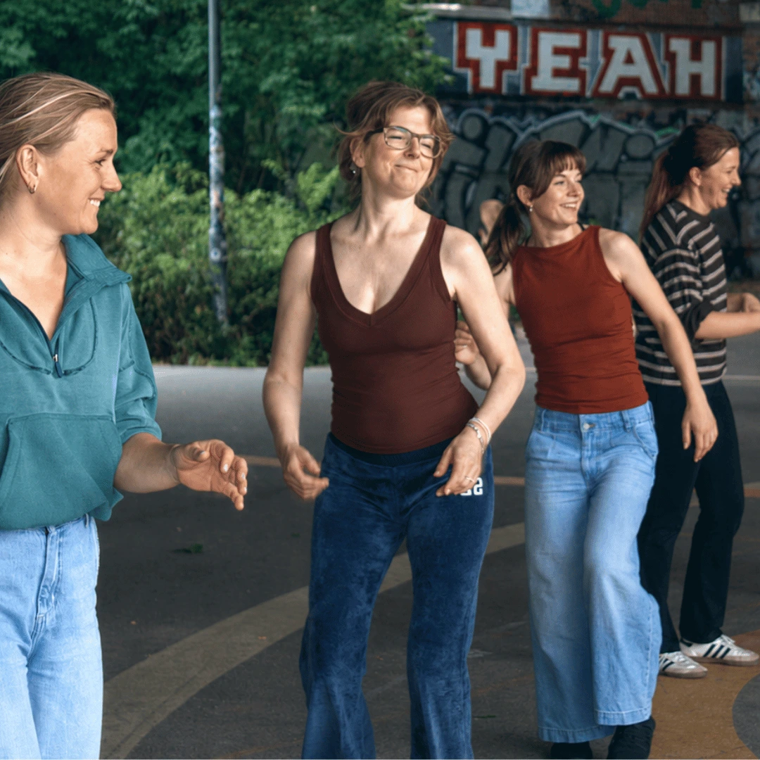 Teilnehmerinnen tanzen beim Groove & Step Workshop unter den Yorckbrücken