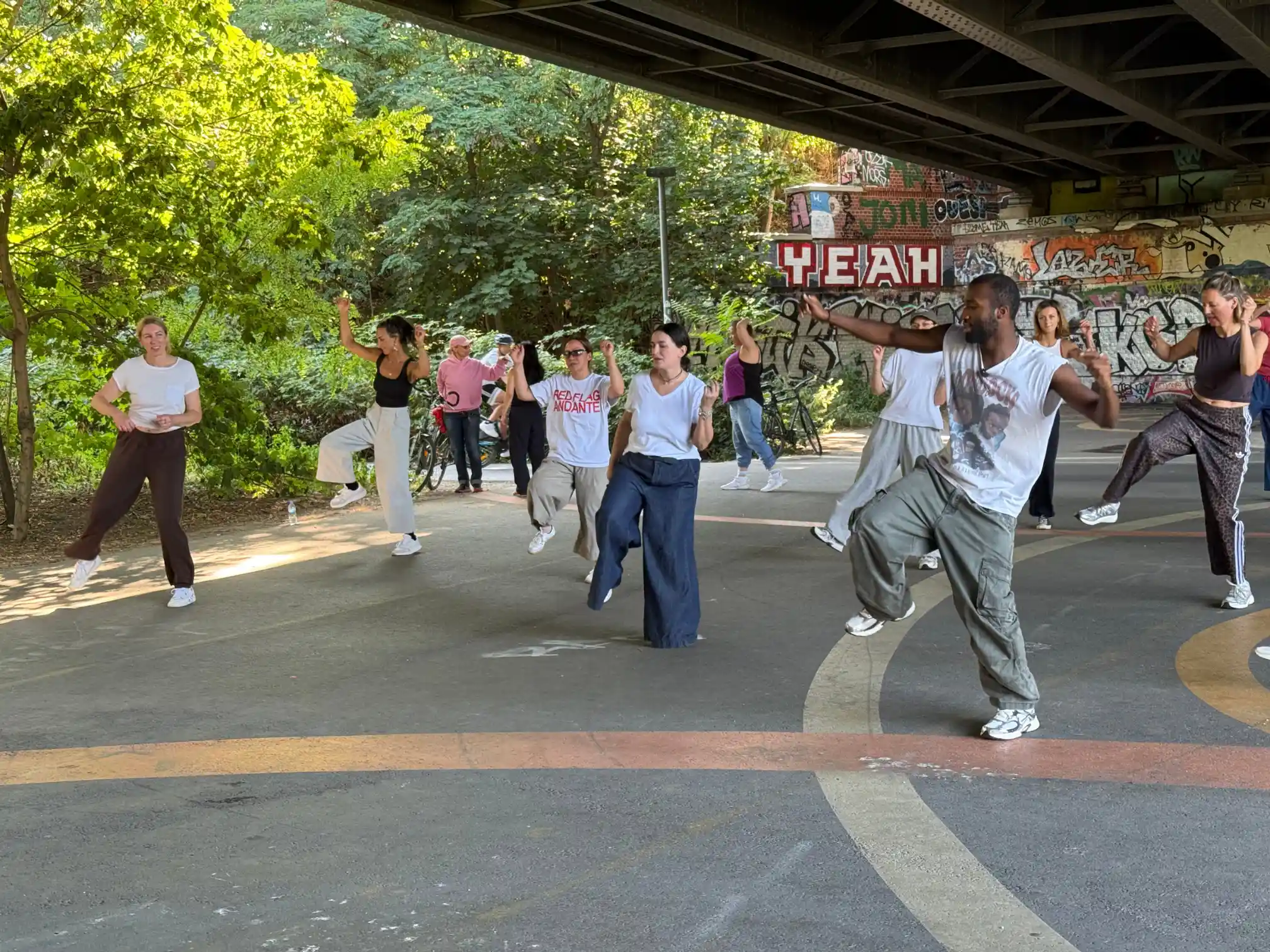 Hip-Hop Gruppe beim Outdoor Tanzworkshop an den Yorckbrücken